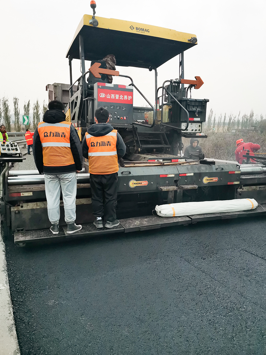 抢工期 山西大同浑源西高速入口匝道养护项目顺利施工(图1) 抢工期 山西大同浑源西高速入口匝道养护项目顺利施工(图1)