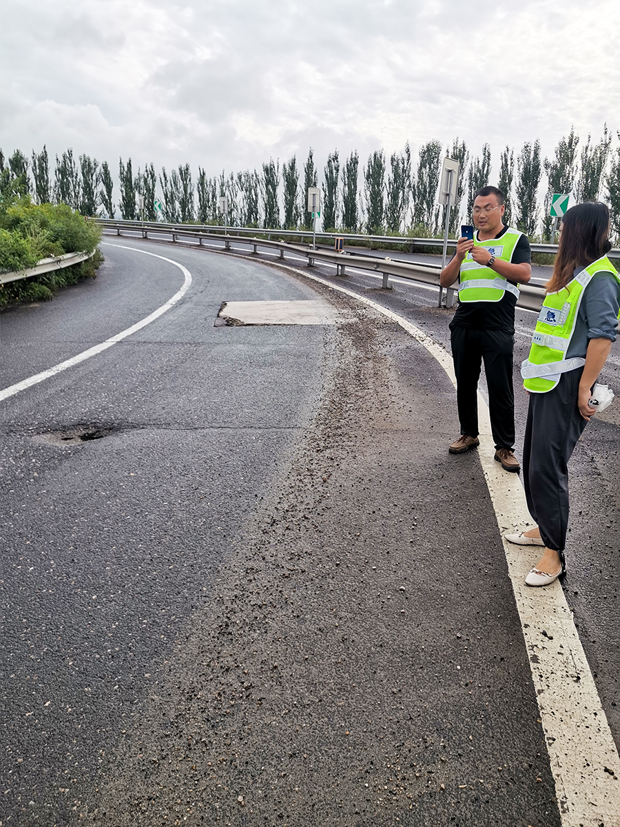 抢工期 山西大同浑源西高速入口匝道养护项目顺利施工(图2) 抢工期 山西大同浑源西高速入口匝道养护项目顺利施工(图2)